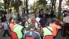 Foto: Kapolresta Sumenep Kombes Pol. Ariek Indra Sentanu, S.H., S.I.K., M.H. (tengah), didampingi Pejabat Utama Polresta Sumenep saat berbincang hangat bersama para pengemudi ojek online (Gojek, Grab, ShopeeFood) dan warga di kawasan Taman Bunga Sumenep.
