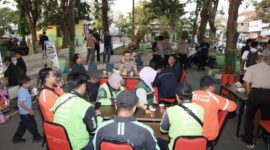 Foto: Kapolresta Sumenep Kombes Pol. Ariek Indra Sentanu, S.H., S.I.K., M.H. (tengah), didampingi Pejabat Utama Polresta Sumenep saat berbincang hangat bersama para pengemudi ojek online (Gojek, Grab, ShopeeFood) dan warga di kawasan Taman Bunga Sumenep.
