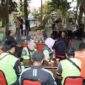 Foto: Kapolresta Sumenep Kombes Pol. Ariek Indra Sentanu, S.H., S.I.K., M.H. (tengah), didampingi Pejabat Utama Polresta Sumenep saat berbincang hangat bersama para pengemudi ojek online (Gojek, Grab, ShopeeFood) dan warga di kawasan Taman Bunga Sumenep.
