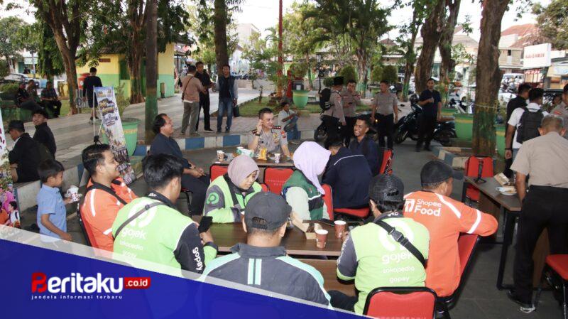 Foto: Kapolresta Sumenep Kombes Pol. Ariek Indra Sentanu, S.H., S.I.K., M.H. (tengah), didampingi Pejabat Utama Polresta Sumenep saat berbincang hangat bersama para pengemudi ojek online (Gojek, Grab, ShopeeFood) dan warga di kawasan Taman Bunga Sumenep.