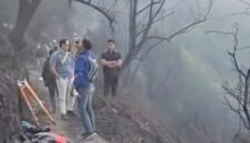 Foto: Petugas gabungan dan tim evakuasi menyisir medan terjal di kawasan Taman Nasional Bromo Tengger Semeru (TNBTS) usai insiden kebakaran hutan yang merenggut tiga korban jiwa di Kecamatan Sukapura, Kabupaten Probolinggo.