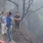 Foto: Petugas gabungan dan tim evakuasi menyisir medan terjal di kawasan Taman Nasional Bromo Tengger Semeru (TNBTS) usai insiden kebakaran hutan yang merenggut tiga korban jiwa di Kecamatan Sukapura, Kabupaten Probolinggo.