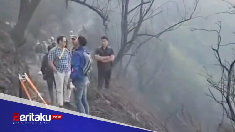 Foto: Petugas gabungan dan tim evakuasi menyisir medan terjal di kawasan Taman Nasional Bromo Tengger Semeru (TNBTS) usai insiden kebakaran hutan yang merenggut tiga korban jiwa di Kecamatan Sukapura, Kabupaten Probolinggo.