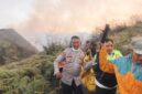 Foto: Kapolres Probolinggo AKBP Asmida Rizki (pakaian dinas berseragam) bersama aparat kepolisian, petugas TNBTS, dan relawan menandu korban tragedi karhutla menelusuri lereng terjal Sukapura, Kabupaten Probolinggo.