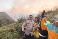 Foto: Kapolres Probolinggo AKBP Asmida Rizki (pakaian dinas berseragam) bersama aparat kepolisian, petugas TNBTS, dan relawan menandu korban tragedi karhutla menelusuri lereng terjal Sukapura, Kabupaten Probolinggo.