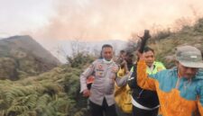 Foto: Kapolres Probolinggo AKBP Asmida Rizki (pakaian dinas berseragam) bersama aparat kepolisian, petugas TNBTS, dan relawan menandu korban tragedi karhutla menelusuri lereng terjal Sukapura, Kabupaten Probolinggo.