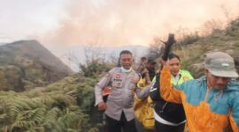 Foto: Kapolres Probolinggo AKBP Asmida Rizki (pakaian dinas berseragam) bersama aparat kepolisian, petugas TNBTS, dan relawan menandu korban tragedi karhutla menelusuri lereng terjal Sukapura, Kabupaten Probolinggo.