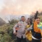 Foto: Kapolres Probolinggo AKBP Asmida Rizki (pakaian dinas berseragam) bersama aparat kepolisian, petugas TNBTS, dan relawan menandu korban tragedi karhutla menelusuri lereng terjal Sukapura, Kabupaten Probolinggo.