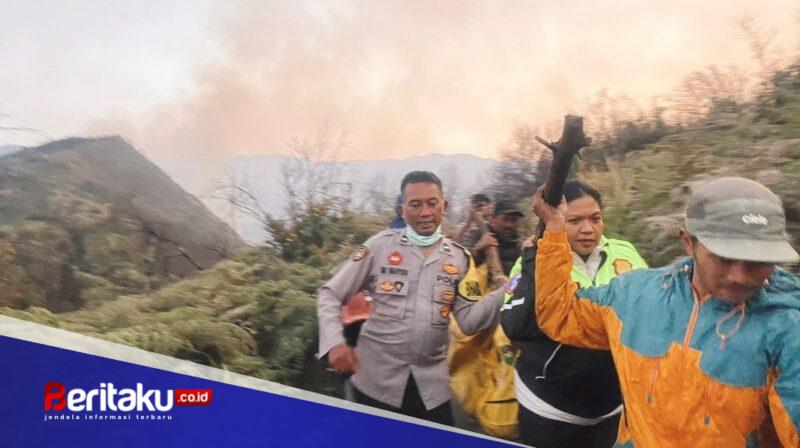 Foto: Kapolres Probolinggo AKBP Asmida Rizki (pakaian dinas berseragam) bersama aparat kepolisian, petugas TNBTS, dan relawan menandu korban tragedi karhutla menelusuri lereng terjal Sukapura, Kabupaten Probolinggo.