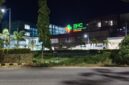 Foto: Tampilan luar gedung Rumah Sakit Baghraf Health Care (BHC) Sumenep pada malam hari. Pihak manajemen dan dinas kesehatan didesak segera memaparkan hasil investigasi medis secara transparan.
