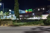 Foto: Tampilan luar gedung Rumah Sakit Baghraf Health Care (BHC) Sumenep pada malam hari. Pihak manajemen dan dinas kesehatan didesak segera memaparkan hasil investigasi medis secara transparan.