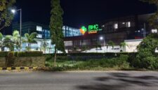 Foto: Tampilan luar gedung Rumah Sakit Baghraf Health Care (BHC) Sumenep pada malam hari. Pihak manajemen dan dinas kesehatan didesak segera memaparkan hasil investigasi medis secara transparan.
