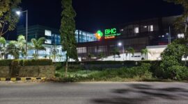 Foto: Tampilan luar gedung Rumah Sakit Baghraf Health Care (BHC) Sumenep pada malam hari. Pihak manajemen dan dinas kesehatan didesak segera memaparkan hasil investigasi medis secara transparan.