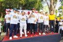 Foto: Bupati Achmad Fauzi Wongsojudo, Sejumlah anggota dewan dan panitia saat memberikan sambutan di atas panggung acara Jalan-Jalan Sehat (JJS) Politik memperingati Hari Parlemen 2026 di sisi timur Taman Bunga Sumenep.