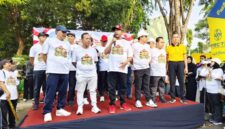 Foto: Bupati Achmad Fauzi Wongsojudo, Sejumlah anggota dewan dan panitia saat memberikan sambutan di atas panggung acara Jalan-Jalan Sehat (JJS) Politik memperingati Hari Parlemen 2026 di sisi timur Taman Bunga Sumenep.