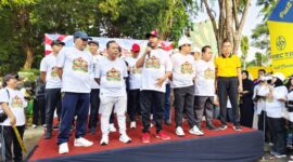 Foto: Bupati Achmad Fauzi Wongsojudo, Sejumlah anggota dewan dan panitia saat memberikan sambutan di atas panggung acara Jalan-Jalan Sehat (JJS) Politik memperingati Hari Parlemen 2026 di sisi timur Taman Bunga Sumenep.