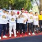 Foto: Bupati Achmad Fauzi Wongsojudo, Sejumlah anggota dewan dan panitia saat memberikan sambutan di atas panggung acara Jalan-Jalan Sehat (JJS) Politik memperingati Hari Parlemen 2026 di sisi timur Taman Bunga Sumenep.