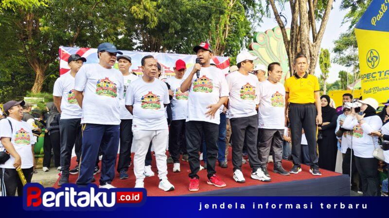 Foto: Bupati Achmad Fauzi Wongsojudo, Sejumlah anggota dewan dan panitia saat memberikan sambutan di atas panggung acara Jalan-Jalan Sehat (JJS) Politik memperingati Hari Parlemen 2026 di sisi timur Taman Bunga Sumenep.