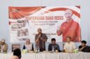 Foto: Tim tenaga ahli dan tokoh masyarakat saat penyerahan bantuan dana reses DPR RI dari MH Said Abdullah untuk renovasi Rumah Tidak Layak Tinggal (RTLT) di GOR Desa Brakas, Kecamatan Raas, Kabupaten Sumenep.