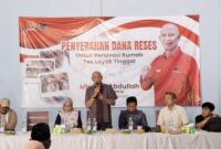 Foto: Tim tenaga ahli dan tokoh masyarakat saat penyerahan bantuan dana reses DPR RI dari MH Said Abdullah untuk renovasi Rumah Tidak Layak Tinggal (RTLT) di GOR Desa Brakas, Kecamatan Raas, Kabupaten Sumenep.
