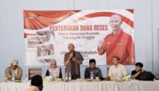 Foto: Tim tenaga ahli dan tokoh masyarakat saat penyerahan bantuan dana reses DPR RI dari MH Said Abdullah untuk renovasi Rumah Tidak Layak Tinggal (RTLT) di GOR Desa Brakas, Kecamatan Raas, Kabupaten Sumenep.