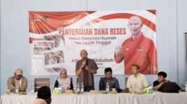 Foto: Tim tenaga ahli dan tokoh masyarakat saat penyerahan bantuan dana reses DPR RI dari MH Said Abdullah untuk renovasi Rumah Tidak Layak Tinggal (RTLT) di GOR Desa Brakas, Kecamatan Raas, Kabupaten Sumenep.