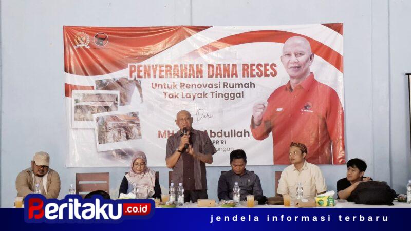 Foto: Tim tenaga ahli dan tokoh masyarakat saat penyerahan bantuan dana reses DPR RI dari MH Said Abdullah untuk renovasi Rumah Tidak Layak Tinggal (RTLT) di GOR Desa Brakas, Kecamatan Raas, Kabupaten Sumenep.