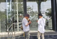 Foto: Sejumlah jurnalis saat memantau perkembangan penanganan kasus kematian pasien BPJS Moh. Firman Ramadhani di area depan gedung RS Baghraf Health Care (BHC) Sumenep.