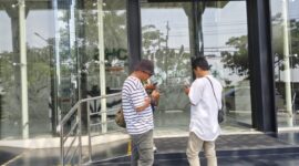Foto: Sejumlah jurnalis saat memantau perkembangan penanganan kasus kematian pasien BPJS Moh. Firman Ramadhani di area depan gedung RS Baghraf Health Care (BHC) Sumenep.