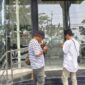 Foto: Sejumlah jurnalis saat memantau perkembangan penanganan kasus kematian pasien BPJS Moh. Firman Ramadhani di area depan gedung RS Baghraf Health Care (BHC) Sumenep.