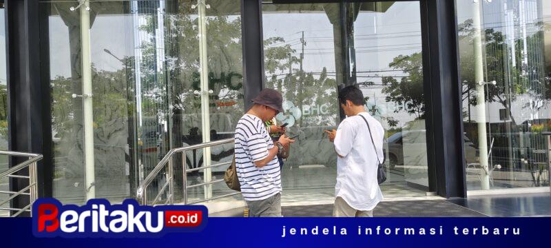 Foto: Sejumlah jurnalis saat memantau perkembangan penanganan kasus kematian pasien BPJS Moh. Firman Ramadhani di area depan gedung RS Baghraf Health Care (BHC) Sumenep.