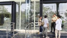 Foto: Sejumlah awak media saat berusaha meminta konfirmasi langsung kepada petugas keamanan RS Baghraf Health Care (BHC) Sumenep terkait keberadaan pihak manajemen rumah sakit.