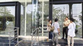 Foto: Sejumlah awak media saat berusaha meminta konfirmasi langsung kepada petugas keamanan RS Baghraf Health Care (BHC) Sumenep terkait keberadaan pihak manajemen rumah sakit.
