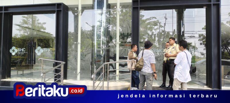 Foto: Sejumlah awak media saat berusaha meminta konfirmasi langsung kepada petugas keamanan RS Baghraf Health Care (BHC) Sumenep terkait keberadaan pihak manajemen rumah sakit.