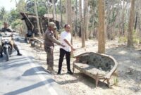 Foto: Petugas kepolisian Polsek Prenduan bersama aparat terkait saat melakukan olah tempat kejadian perkara (TKP) penemuan bayi laki-laki di atas kursi tua di tepi jalan Dusun Drusah, Desa Prenduan, Kecamatan Pragaan, Kabupaten Sumenep.