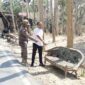 Foto: Petugas kepolisian Polsek Prenduan bersama aparat terkait saat melakukan olah tempat kejadian perkara (TKP) penemuan bayi laki-laki di atas kursi tua di tepi jalan Dusun Drusah, Desa Prenduan, Kecamatan Pragaan, Kabupaten Sumenep.