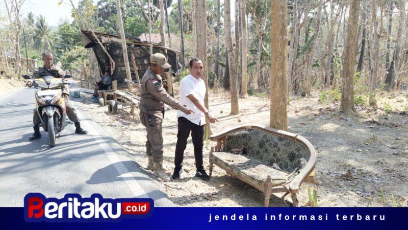 Foto: Petugas kepolisian Polsek Prenduan bersama aparat terkait saat melakukan olah tempat kejadian perkara (TKP) penemuan bayi laki-laki di atas kursi tua di tepi jalan Dusun Drusah, Desa Prenduan, Kecamatan Pragaan, Kabupaten Sumenep.