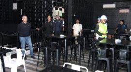 Foto: Kapolresta Sumenep Kombes Pol. Ariek Indra Sentanu, S.H., S.I.K., M.H. (kiri) bersama Kepala BNNK Sumenep Kombes Pol. Ferry Sandy Sitepu, S.I.K., M.H. dan tim gabungan saat memimpin razia pencegahan narkoba di Cafe Mr. Ball Sumenep.