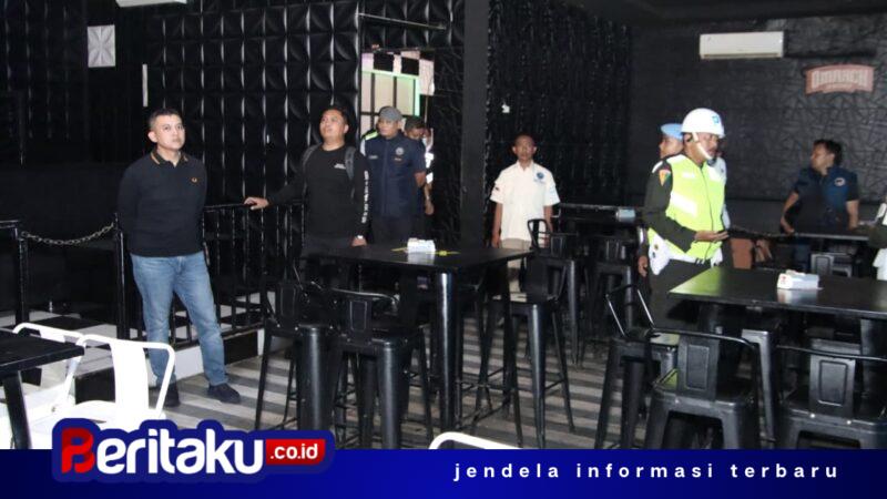 Foto: Kapolresta Sumenep Kombes Pol. Ariek Indra Sentanu, S.H., S.I.K., M.H. (kiri) bersama Kepala BNNK Sumenep Kombes Pol. Ferry Sandy Sitepu, S.I.K., M.H. dan tim gabungan saat memimpin razia pencegahan narkoba di Cafe Mr. Ball Sumenep.