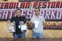 Foto: Dua anggota Satresnarkoba Polresta Sumenep menunjukkan barang bukti berupa paket sabu, telepon genggam, dan uang tunai hasil penangkapan tiga pelaku jaringan transaksi ranjau di wilayah Kalianget.