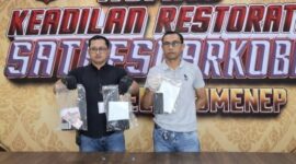 Foto: Dua anggota Satresnarkoba Polresta Sumenep menunjukkan barang bukti berupa paket sabu, telepon genggam, dan uang tunai hasil penangkapan tiga pelaku jaringan transaksi ranjau di wilayah Kalianget.