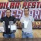 Foto: Dua anggota Satresnarkoba Polresta Sumenep menunjukkan barang bukti berupa paket sabu, telepon genggam, dan uang tunai hasil penangkapan tiga pelaku jaringan transaksi ranjau di wilayah Kalianget.
