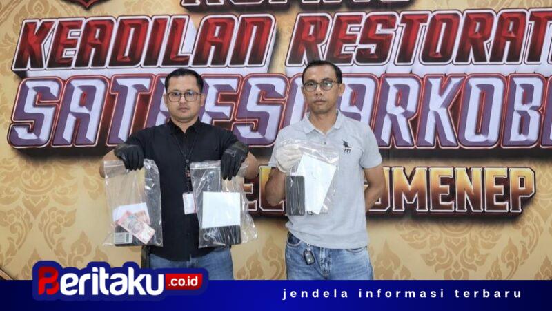 Foto: Dua anggota Satresnarkoba Polresta Sumenep menunjukkan barang bukti berupa paket sabu, telepon genggam, dan uang tunai hasil penangkapan tiga pelaku jaringan transaksi ranjau di wilayah Kalianget.