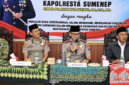 Foto: Kapolresta Sumenep Kombes Pol. Ariek Indra Sentanu, S.H., S.I.K., M.H. (kedua dari kanan) memberikan arahan dalam acara Sambung Roso bersama pimpinan Forkopimcam dan kades se-Kecamatan Guluk-Guluk.