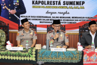 Foto: Kapolresta Sumenep Kombes Pol. Ariek Indra Sentanu, S.H., S.I.K., M.H. (kedua dari kanan) memberikan arahan dalam acara Sambung Roso bersama pimpinan Forkopimcam dan kades se-Kecamatan Guluk-Guluk.