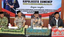 Foto: Kapolresta Sumenep Kombes Pol. Ariek Indra Sentanu, S.H., S.I.K., M.H. (kedua dari kanan) memberikan arahan dalam acara Sambung Roso bersama pimpinan Forkopimcam dan kades se-Kecamatan Guluk-Guluk.