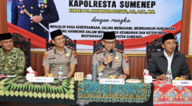 Foto: Kapolresta Sumenep Kombes Pol. Ariek Indra Sentanu, S.H., S.I.K., M.H. (kedua dari kanan) memberikan arahan dalam acara Sambung Roso bersama pimpinan Forkopimcam dan kades se-Kecamatan Guluk-Guluk.