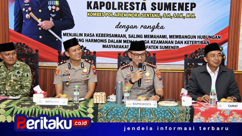 Foto: Kapolresta Sumenep Kombes Pol. Ariek Indra Sentanu, S.H., S.I.K., M.H. (kedua dari kanan) memberikan arahan dalam acara Sambung Roso bersama pimpinan Forkopimcam dan kades se-Kecamatan Guluk-Guluk.