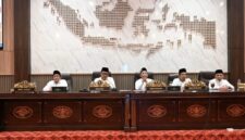 Foto: Pimpinan DPRD Kabupaten Sumenep bersama wakil bupati saat memimpin rapat paripurna penyampaian laporan Panitia Khusus (Pansus) mengenai Raperda Pembentukan Dana Cadangan Pemilihan Bupati dan Wakil Bupati.