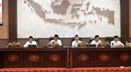 Foto: Pimpinan DPRD Kabupaten Sumenep bersama wakil bupati saat memimpin rapat paripurna penyampaian laporan Panitia Khusus (Pansus) mengenai Raperda Pembentukan Dana Cadangan Pemilihan Bupati dan Wakil Bupati.